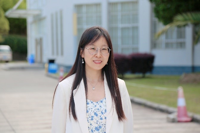 Caicai Zhang: Growth-mortality trade-off in tropical tree seedlings is determined by stem elongation and soil fertility.