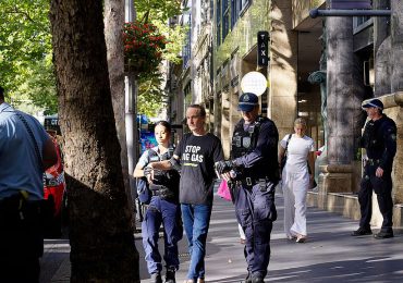 BREAKING: Greenpeace activists arrested after standing up to Big Gas in Sydney